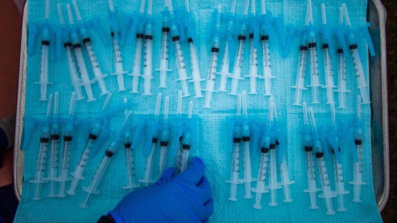 Шприцы в месте вакцинации против COVID-19 в Общественном центре здравоохранения Кедрен в южной части Лос-Анджелеса, Калифорния, 16 февраля 2021 года. (Apu Gomes/AFP via Getty Images) | Epoch Times Россия