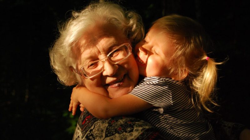 Назначьте особые дни, когда вы можете провести время один на один с каждым из своих внуков. Фото: Ekaterina Shakharova/Unsplash  | Epoch Times Россия
