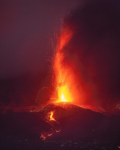 Невероятные снимки и видео извержения вулкана Кумбре Вьеха на острове Ла Пальма