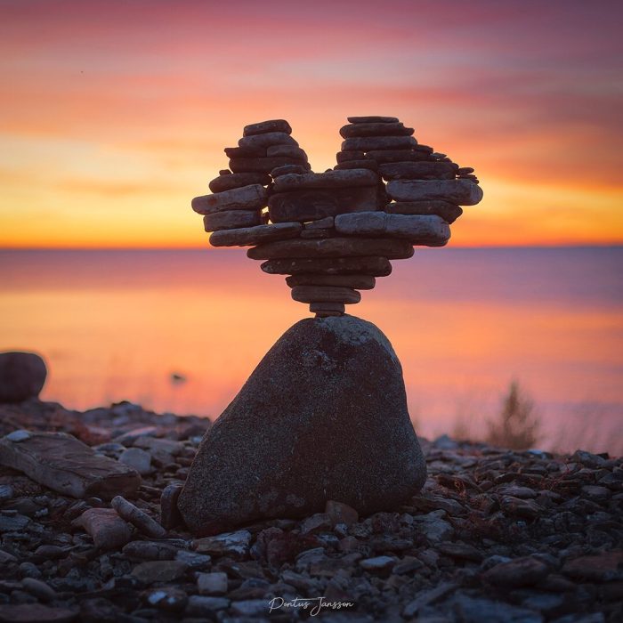 Фотограф создаёт всевозможные композиции из камней в ручьях и на пляжах Швеции