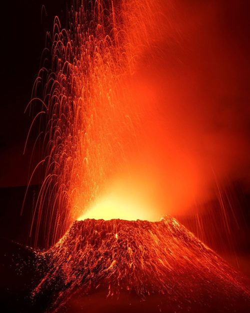 Невероятные снимки и видео извержения вулкана Кумбре Вьеха на острове Ла Пальма