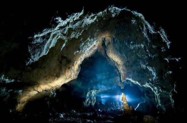 Галерея в пещере Фанате в горах Апусени, уезд Бихор, Румыния. (Image: Cristian Tecu via Dreamstime)