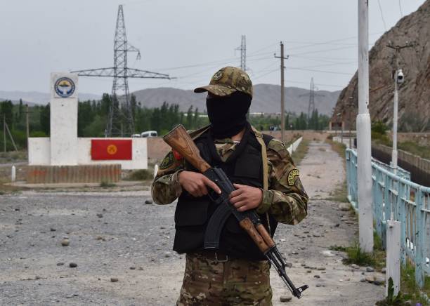 Боец киргизского спецназа охраняет водораздел «Головной», где начались первые боестолкновения между таджикскими и кыргызскими пограничниками. Фото: VYACHESLAV OSELEDKO/AFP via Getty Images | Epoch Times Россия