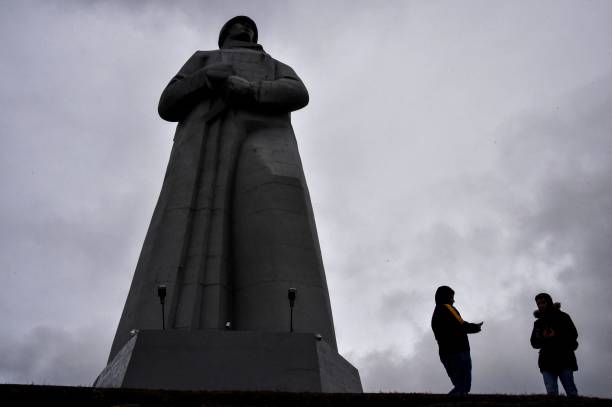Памятник защитникам Родины в годы Второй мировой войны. Фото: MAXIME POPOV/AFP via Getty Images) | Epoch Times Россия