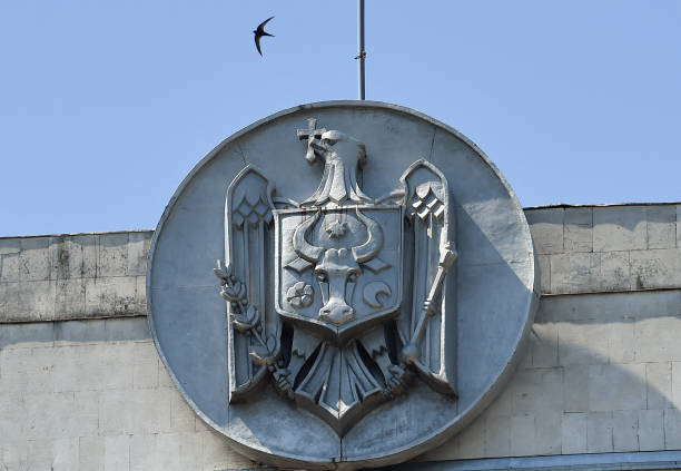  гербом Молдовы на здании парламента в Кишиневе. Фото: SERGEI GAPON/AFP via Getty Images) | Epoch Times Россия