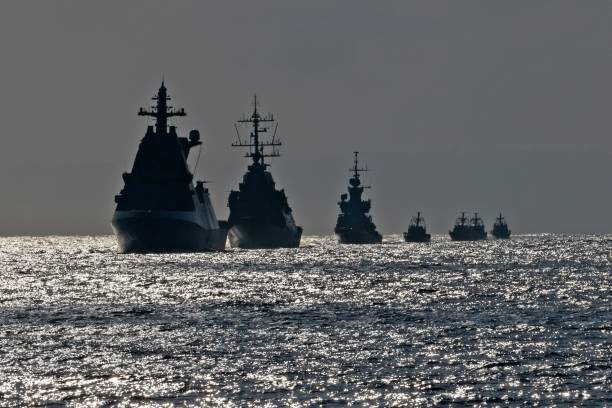 Военные корабли. Фото: MENAHEM KAHANA/AFP via Getty Images) | Epoch Times Россия