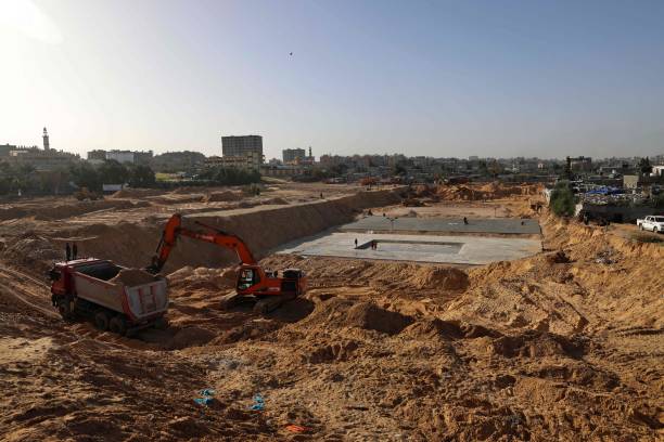 Подготовка площадки под строительство нового дома. Фото: MOHAMMED ABED/AFP via Getty Images) | Epoch Times Россия