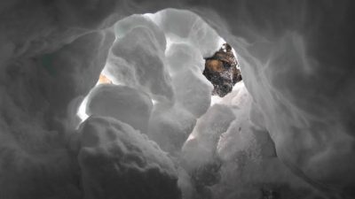 Туриста откопали из-за снега после схода лавины