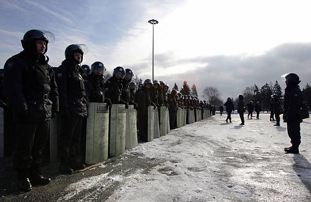 Российские силы специального назначения выстраиваются в шеренгу во время учений по борьбе с массовыми беспорядками. Фото: DENIS SINYAKOV/AFP via Getty Images) | Epoch Times Россия