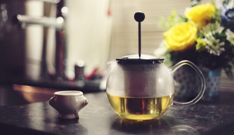 Умывайтесь зелёным чаем, чтобы замедлить процесс старения кожи. (Изображение: Free-Photos via Pixabay)