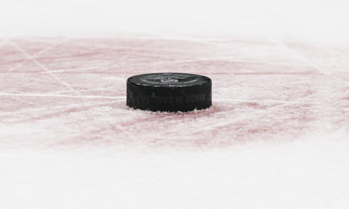 Хоккейная шайба на льду во время игры НХЛ. (Rich Lam/Getty Images) | Epoch Times Россия