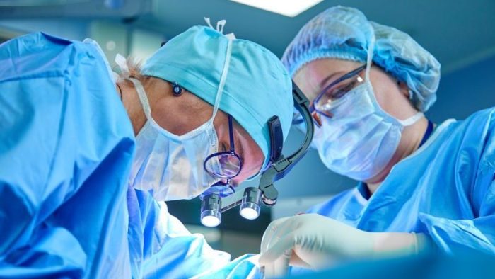 Команда хирургов проводит операцию. Символическое изображение. (Фото: iStock)
 | Epoch Times Россия