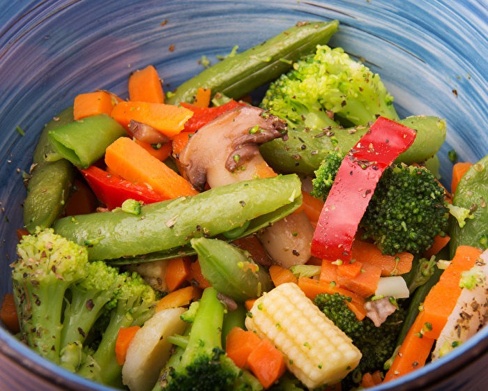 Ешьте 1,5 — 2 тарелки овощей каждый день. Ежедневное употребление разнообразных свежих овощей поможет ускорить метаболизм (изображение: Shutterstock)