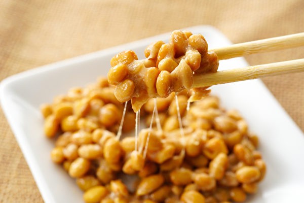 Натто — традиционный японский ферментированный продукт, обладающий высокой питательной ценностью (изображение: Shutterstock)