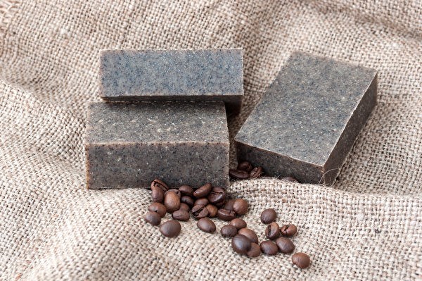 Мыло с кофейной гущей обладает ароматом кофе и моющими свойствами. (Shutterstock)