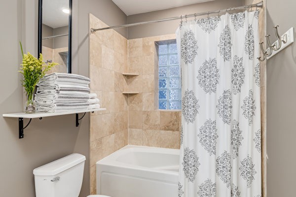 Небольшое пространство ванной комнаты и плитка на стенах — вот что заставляет ваш голос здесь звучать так хорошо (изображение: Shutterstock)