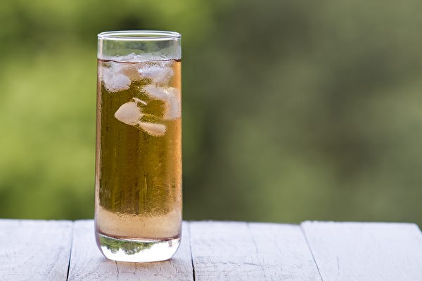 Чай часто пьют холодным. Но, если вы пьёте много чая с добавлением льда, это со временем отрицательно скажется на вашем здоровье (изображение: Shutterstock)