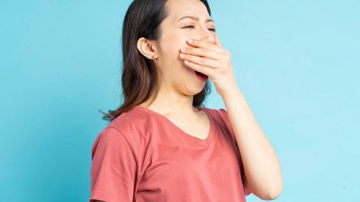 Воздействие на три точки устраняет неприятный запах изо рта и горечь