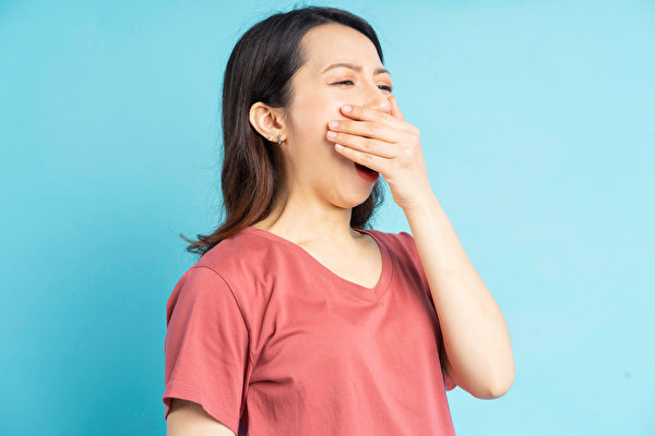 Если вы страдаете от неприятного запаха изо рта, для устранения этой проблемы воздействуйте на три акупунктурные точки на руках и ногах (изображение: Shutterstock) | Epoch Times Россия