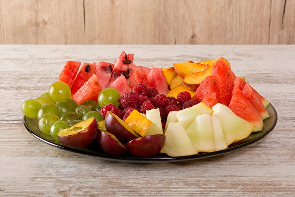 Употребление слишком большого количества фруктов за один приём может вызвать отёк тканей желудка (Shutterstock) | Epoch Times Россия