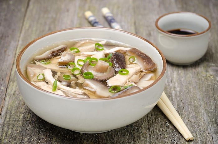 Овощные и грибные супы богаты нерастворимой пищевой клетчаткой (изображение: Shutterstock)