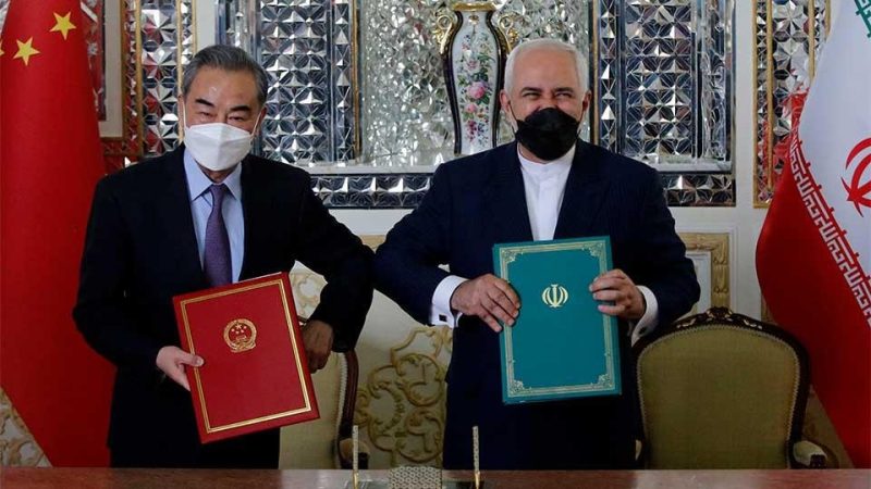 Министр иностранных дел Ирана Мохаммад Джавад Зариф (справа) и его китайский коллега Ван И после подписания соглашения в Тегеране, Иран, 27 марта 2021 года. (AFP via Getty Images.)
 | Epoch Times Россия