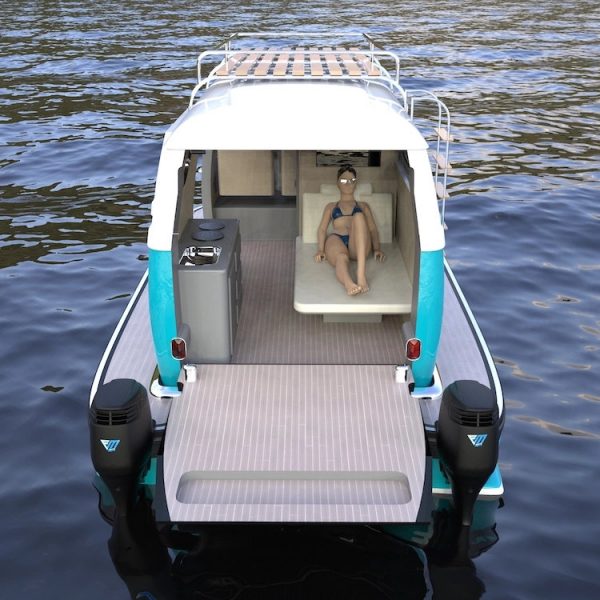 На крыше лодки установлен деревянный настил для принятия солнечных ванн. (Image: Lazzarini Design.)
