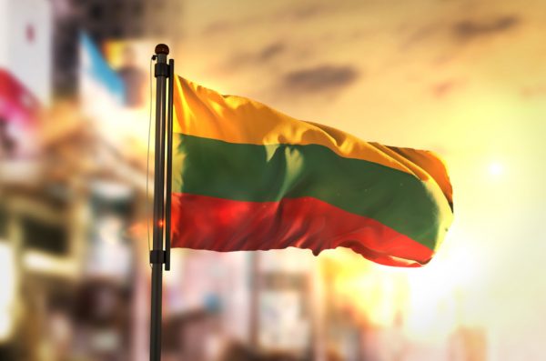 Флаг Литвы на фоне размытого городского пейзажа. (Image: Natanael Alfredo Nemanita Ginting via Dreamstime)