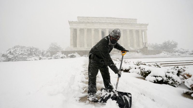 Расчистка снега перед мемориалом Линкольна во время метели в Вашингтоне 3 января 2022 г. Фото: Kevin Lamarque/Reuters
 | Epoch Times Россия