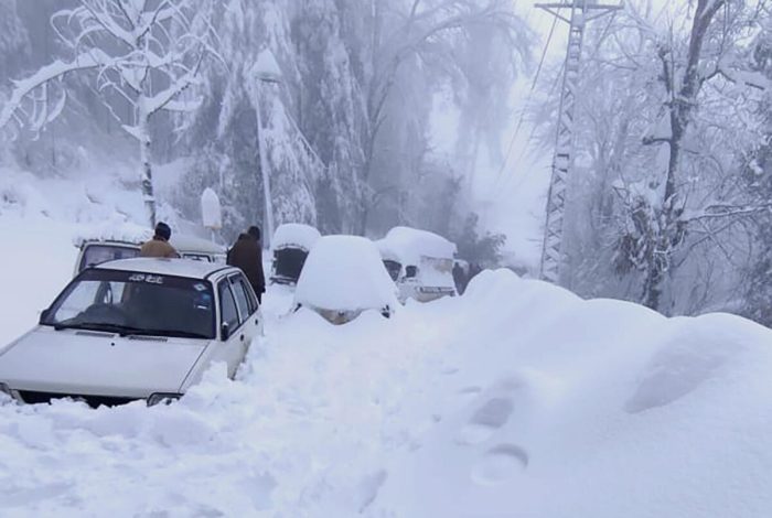22 туриста замёрзли в машинах из-за снежной бури в Пакистане