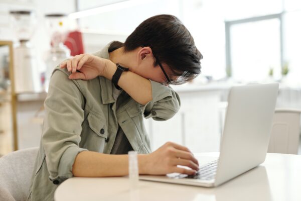 Симптомы «Омикрона» — это в основном насморк и сухой кашель. Фото: Edward Jenner from Pexels