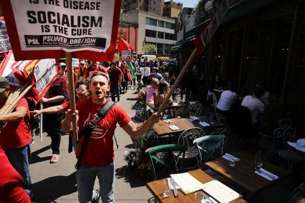 Протесты 1 мая 2018 года в Нью-Йорке. По всей стране люди не выходят на работу в день защиты прав трудящихся. Фото: Spencer Platt/Getty Images