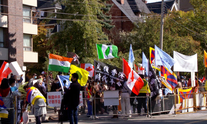 Тибетцы, уйгуры, казахи, гонконгцы, южные монголы, тайванцы и активисты движения за демократию Китая на Всемирном дне действий в Торонто, 1 октября 2020 г. Фото: NTD Television
 | Epoch Times Россия