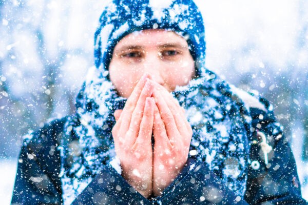 Упражнения в холодную погоду могут сохранить наше здоровье, но есть риски. Фото: Mike_shots/Shutterstock