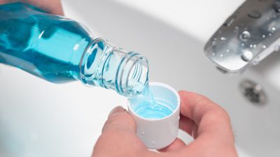 Жидкости для полоскания рта разрушают коронавирус в лабораторных тестах