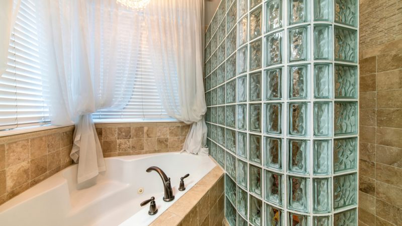 Стены из стеклоблоков могут придать дому очень открытый вид, а небольшие комнаты будут казаться намного больше, чем они есть на самом деле. (Jason Finn/Shutterstock)
 | Epoch Times Россия