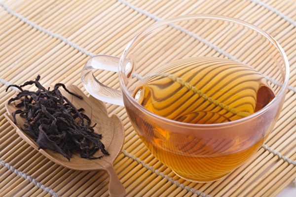 Для тех, кто не уверен, какой чай им подходит, рекомендуется начинать с чая улун средней обжарки (изображение: Shutterstock)