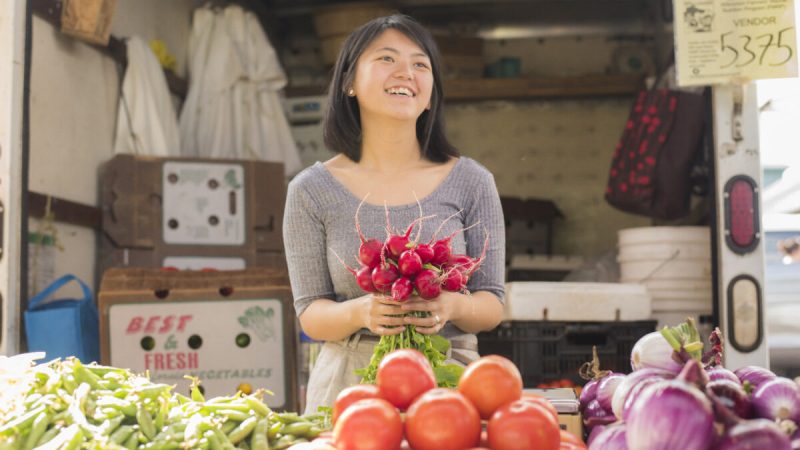 Молодая женщина предлагает свежие продукты на фермерском рынке в О-Клэр, штат Висконсин. (Courtesy of Joe Leute)  | Epoch Times Россия