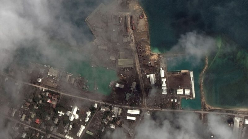 На спутниковом снимке видны основные портовые сооружения после основного извержения вулкана Хунга-Тонга-Хунга-Хапай в Нукуалофа, Тонга, 18 января 2022 года. (Спутниковое изображение ©2022 Maxar Technologies/Handout via Reuters)  | Epoch Times Россия