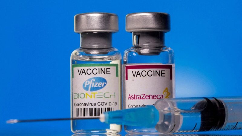 Флаконы с этикетками вакцин Pfizer-BioNTech и AstraZeneca COVID-19 видны на этой иллюстрации, сделанной 19 марта 2021 г. Фото: Dado Ruvic/Illustration/Reuters
 | Epoch Times Россия