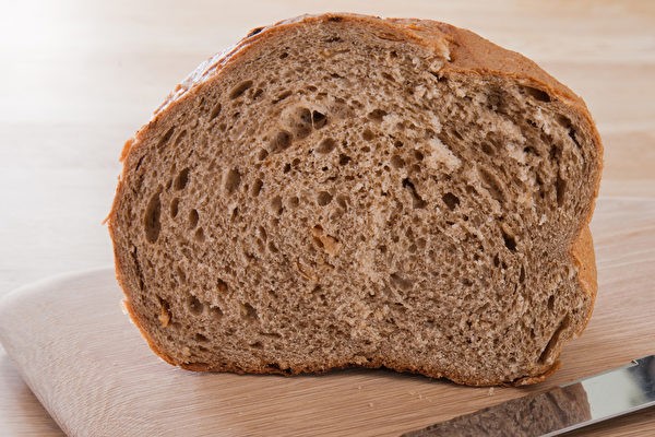 Хотя булочки и хлеб из цельной пшеницы полезнее, чем остальные хлебобулочные изделия, они всё же крахмалистые, и их не следует есть слишком много (изображение: Shutterstock)