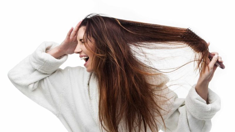 Человек с сильной чувствительностью кожи из-за мигрени будет испытывать чрезмерную боль от простых действий, таких как расчёсывание волос, потирание головы и даже при ношении украшений. Remita / Shutterstock
 | Epoch Times Россия