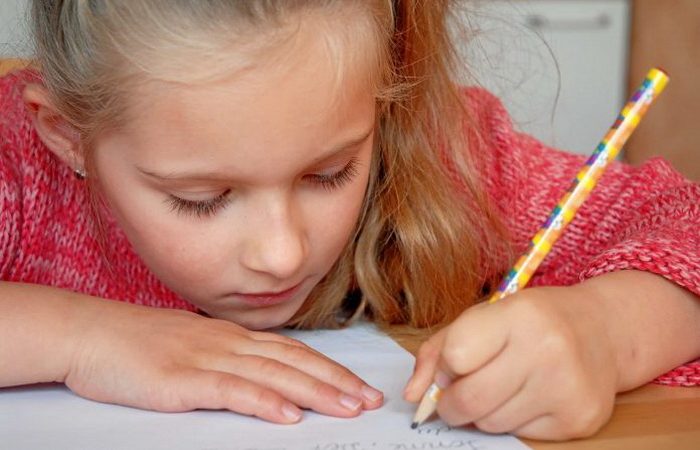 Когда дети становятся старше, они склонны отдавать предпочтение одной руке, особенно для письма или рисования. (Image: Victority via Dreamstime)  | Epoch Times Россия