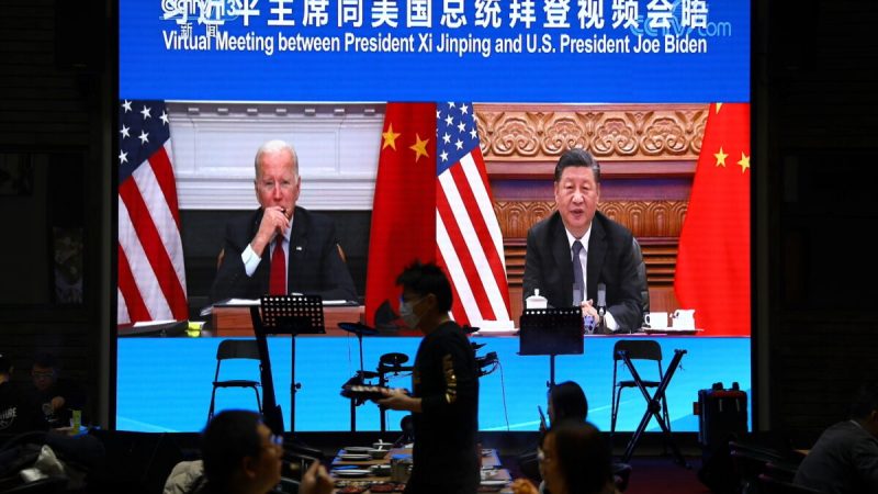 На экране телевизора китайский лидер Си Цзиньпин во время онлайн-встречи с президентом США Джо Байденом, Пекин, Китай, 15 ноября 2021 г. (Tingshu Wang/Reuters) | Epoch Times Россия