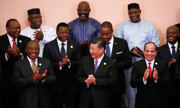 Китайский лидер Си Цзиньпин позирует с африканскими лидерами, включая президента Малави Артура Питера Мутарику (2-й ряд, 2-й справа), во время Форума по китайско-африканскому сотрудничеству, Пекин, Китай, 3 сентября 2018 года. How Hwee Young/AFP/Getty Images | Epoch Times Россия