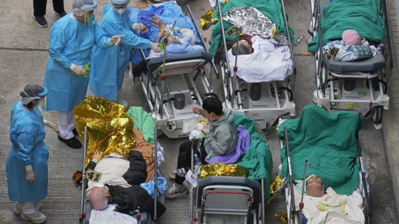 Пациенты во временном помещении возле медицинского центра «Каритас» в Гонконге, 16 февраля 2022 года. Фото: Vincent Yu/AP Photo
 | Epoch Times Россия