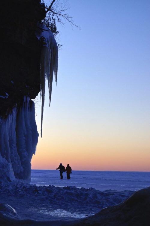 Подлёдная рыбалка и ледяные пещеры на озере Верхнем