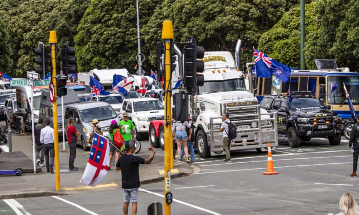 Колонна автомобилей блокирует перекрёсток возле парламента Новой Зеландии в Веллингтоне во вторник, 8 февраля 2022 г. Люди протестуют против принудительной вакцинации и масок. Фото: Mark Mitchell/New Zealand Herald via AP | Epoch Times Россия