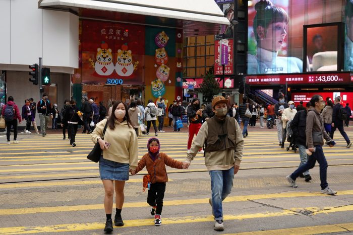 Новые COVID-19-ограничения могут разлучить гонконгские семьи с детьми