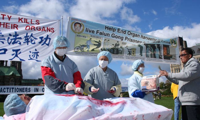 Демонстрация извлечения органов у практикующих Фалуньгун в Китае. Оттава, Канада, 2008 год. (EpochTimes)